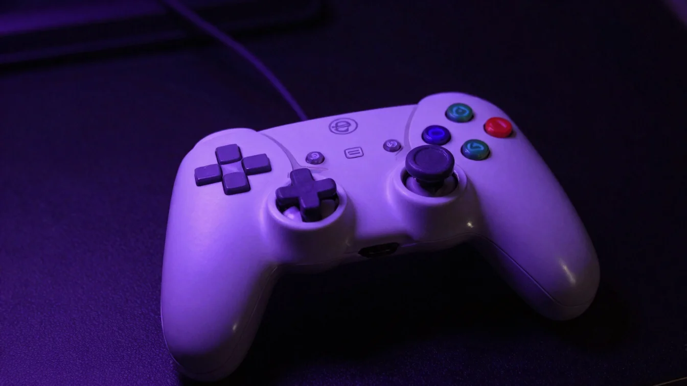 Controle de console sobre superfície escura com iluminação neon r